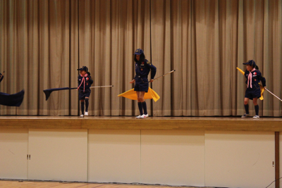 周りの子を見て