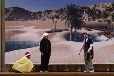 なにやら、道に怪しいものが・・・タイムマシンだって！？